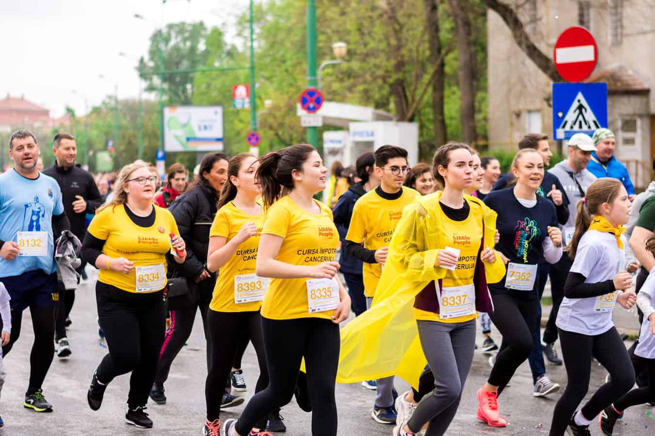 Gropupd of runners wearing yellow shirts